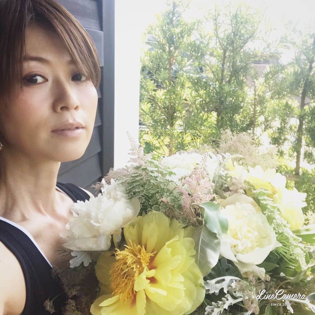 畑野ひろ子のインスタグラム：「@willgarden_official  昨日のブーケレッスン。  #flower #flowers #bouquet #芍薬 #yellow #スモークツリー #willgarden」