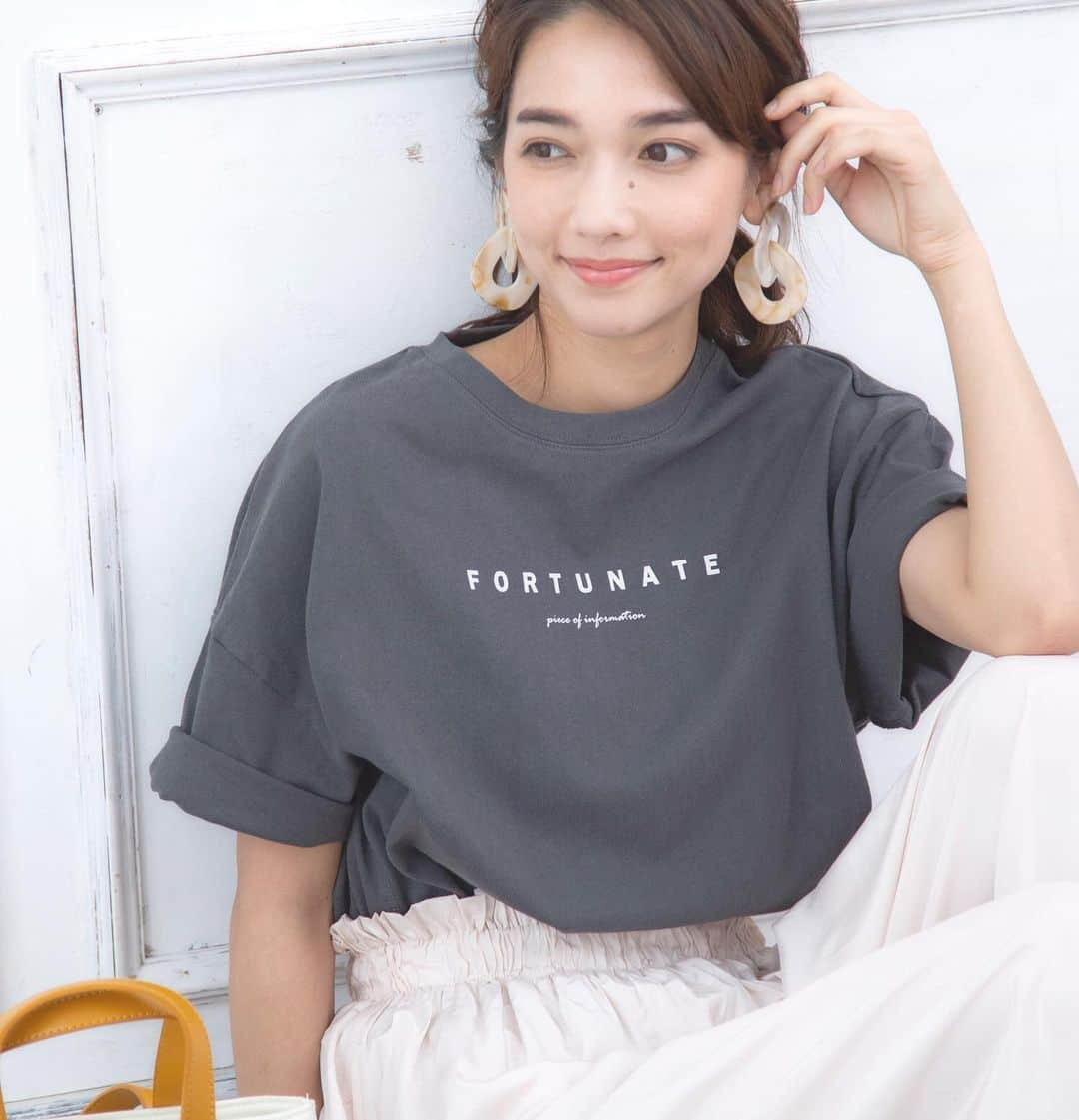 210nouve トゥージュヌーヴさんのインスタグラム写真 - (210nouve トゥージュヌーヴInstagram)「❤︎ NEW ARRIVAL ➖➖➖➖➖➖➖➖➖➖➖➖ ・ ▪︎FORTUNATE ロゴ Tシャツ ・ ▪︎2,900 yen +tax ・ ➖➖➖➖➖➖➖➖➖➖➖➖ 画像タップで商品ページへ⤴︎🛒 ➖➖➖➖➖➖➖➖➖➖➖➖ #今日の服#大人可愛い#大人カジュアル #カジュアルコーデ#春コーデ #おしゃれさんと繋がりたい#fashion  #fashionista#code#プチプラ#プチプラコーデ  #210nouve#onlineshopping #ショッピング#レディースファッション通販 #送料無料#210nouveonline」5月24日 10時49分 - 210nouve_online