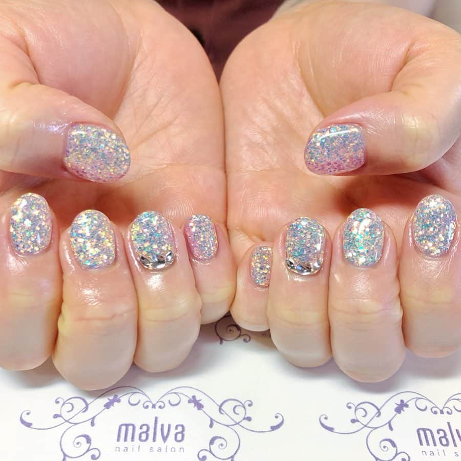 nailsalon malva（ネイルサロンマルヴァ）さんのインスタグラム写真 - (nailsalon malva（ネイルサロンマルヴァ）Instagram)「新色のオーロラの輝きがキレイなラメホロにクリスタルのストーンをポイントにしたデザイン✨  こちらは華奢アートキャンペーンでご予約出来ます💕  nailsalon malva  ご予約はLINEからがオススメです☆ 🌙原宿LINE ID→《@malva》 ※@を忘れずに‼︎ 全てのアートや料金表はHPより http://www.malvanail.com/sp/  #malva#マルヴァ#ネイル#gelnail#nail#nailart#naildesign#nailstagram#ジェル#gel#ジェルネイル#ネイルデザイン#原宿ネイル#nailsalon#ネイルサロン#ネイルチップ#森絵里香#malvaネイル#malvanail#ネイリスト募集#美甲#ロシアンマニキュア#ハンドネイル#オーロラネイル」5月24日 10時52分 - malva_nail