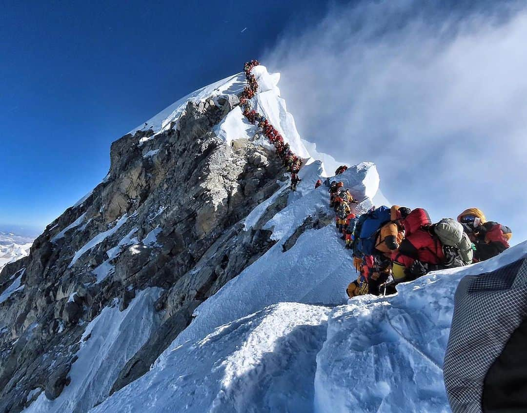 NBC Newsさんのインスタグラム写真 - (NBC NewsInstagram)「Hundreds of climbers lined up for hours Wednesday to stand at the summit of #MountEverest, risking frostbite and altitude sickness, as the rush of climbers marked one of the busiest days on the world's highest #mountain. . 📷 Project Possible via @afpphoto」5月24日 1時56分 - nbcnews