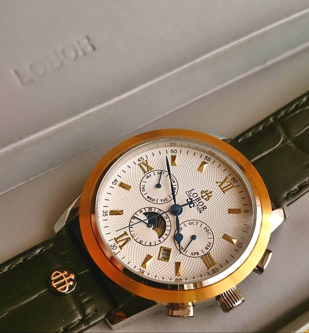 松浦麻里奈さんのインスタグラム写真 - (松浦麻里奈Instagram)「NEW 時計『LOBOR 』⌚🙌♥ サーフィン見に行った時にパシャリ📷✨ . 1989年に設立され、 ヨーロッパ諸国や スイスで長く愛されてきたLOBOR⏰💥 . 新作が、続々登場してた～(❁´◡`❁)*✲゜ 時計の種類あるし、ベルトも豊富だから どれにしようか迷っちゃうわ🙈❣❣❣ .  迷ったあげく、 CELLINI S BAYARD (BLACK)にした☺️✨ .  レザーベルト取り外し出来るから、 気分によって替えてるよ～♥️ 他にもベルトが、茶・赤・ゴールド・青とか色々🍒  こっちでチェックしてみてねーっ😆🎶✨ 公式Instagram→→【【 @loborjapan 】】 . . 好きな時計が見つかりますよぉに😁😁 . あっ❗クーポンコード 【 ay10516 】で、10パーセントOFFなるよ♡*。 ٩(* 'ω' *)و  @loborjapan . .  #lobor #ロバー #腕時計 #時計 #手元倶楽部  #スイス #ヨーロッパ #design #brand #gold #watch #black #fashion #time #thanks #wonderful #awesome #favorite #photo #gift  #Japan #girl #photograph #camera #pr」5月24日 1時56分 - ay114.831m