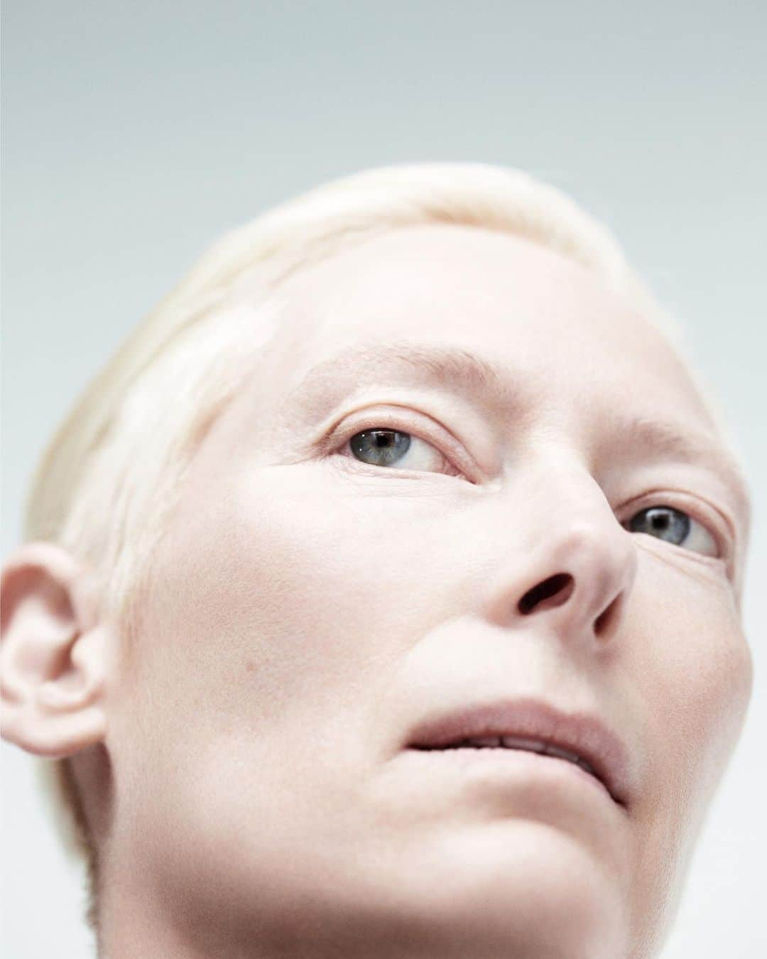 AnOther Magazineさんのインスタグラム写真 - (AnOther MagazineInstagram)「#TildaSwinton turns curator and guest-editor for @aperturefnd this month, with an upcoming exhibition and magazine issue themed on Virginia Woolf’s Orlando. Swinton has invited photographers, writers, authors and filmmakers to reflect on and create work inspired by Woolf’s seminal story – in which protagonist Orlando wakes one day to find he has become a woman, and lives without ageing for a further 300 years. Link in bio 🔗⠀⠀ ⠀⠀ 📷 is Swinton in AnOther Magazine A/W18, shot by @willyvanderperre and styled by #OlivierRizzo⠀」5月24日 1時59分 - anothermagazine