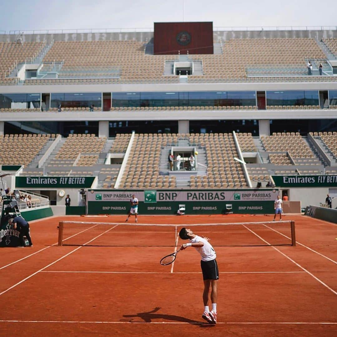 ノバク・ジョコビッチさんのインスタグラム写真 - (ノバク・ジョコビッチInstagram)「Bonjour new Chatrier 😍 first practice in Paris with @marincilic #RolandGarros 📷 Nicolas Gouhier / FFT」5月24日 2時00分 - djokernole