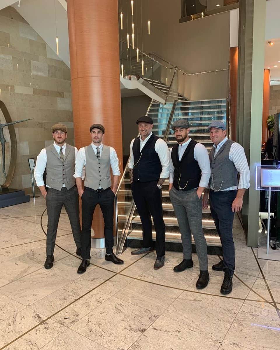 ロビン・ファン・ペルシのインスタグラム：「Ready to support our buddy @mvg180 in london!  #PeakyBlinders #ComeOnnn #MightyMike  #180 🎯」