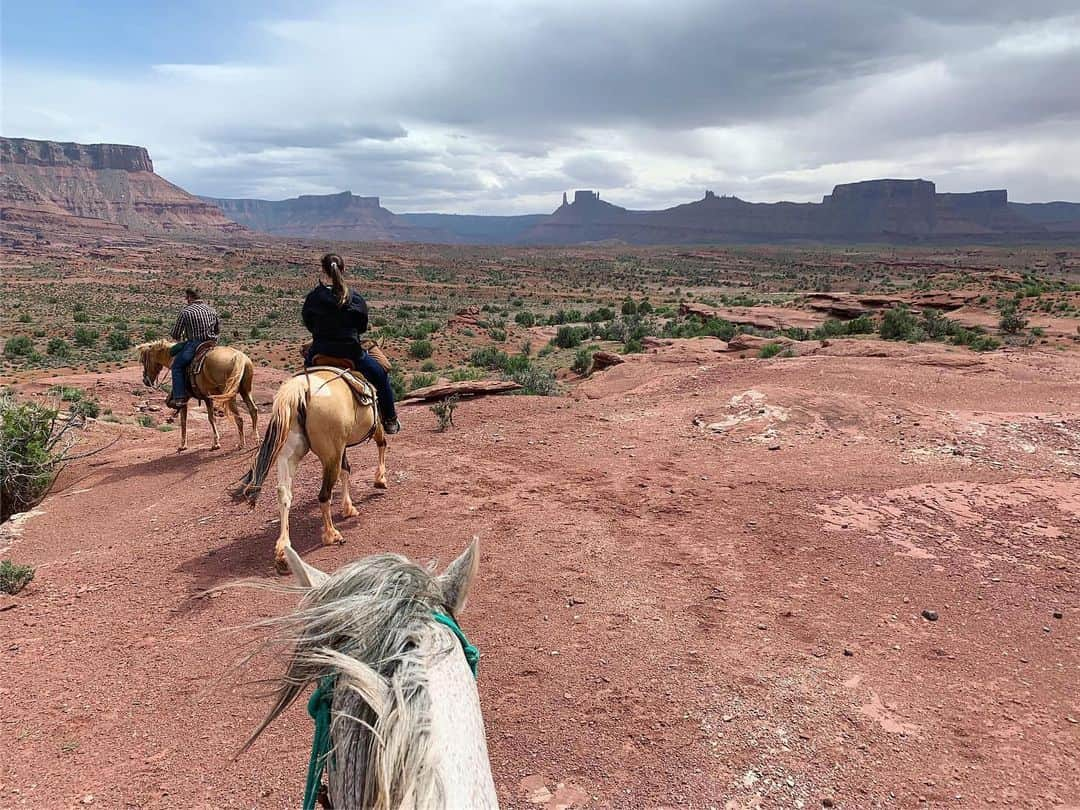 キミー・マイズナーのインスタグラム：「Riding through Castle Valley . . . #latergram」