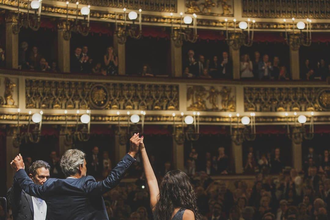 アンドレア・ボチェッリさんのインスタグラム写真 - (アンドレア・ボチェッリInstagram)「. Three Centuries of Love . Second night at Teatro San Carlo in #Naples . ph: @lucarossettiph」5月24日 2時08分 - andreabocelliofficial