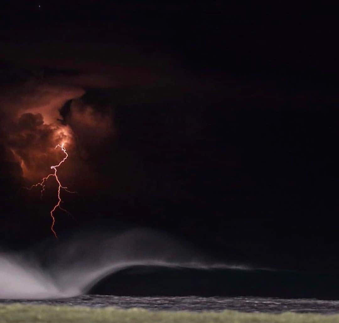 surflineさんのインスタグラム写真 - (surflineInstagram)「Light show over the Pacific. 📷: @whattheschnell」5月24日 2時08分 - surfline