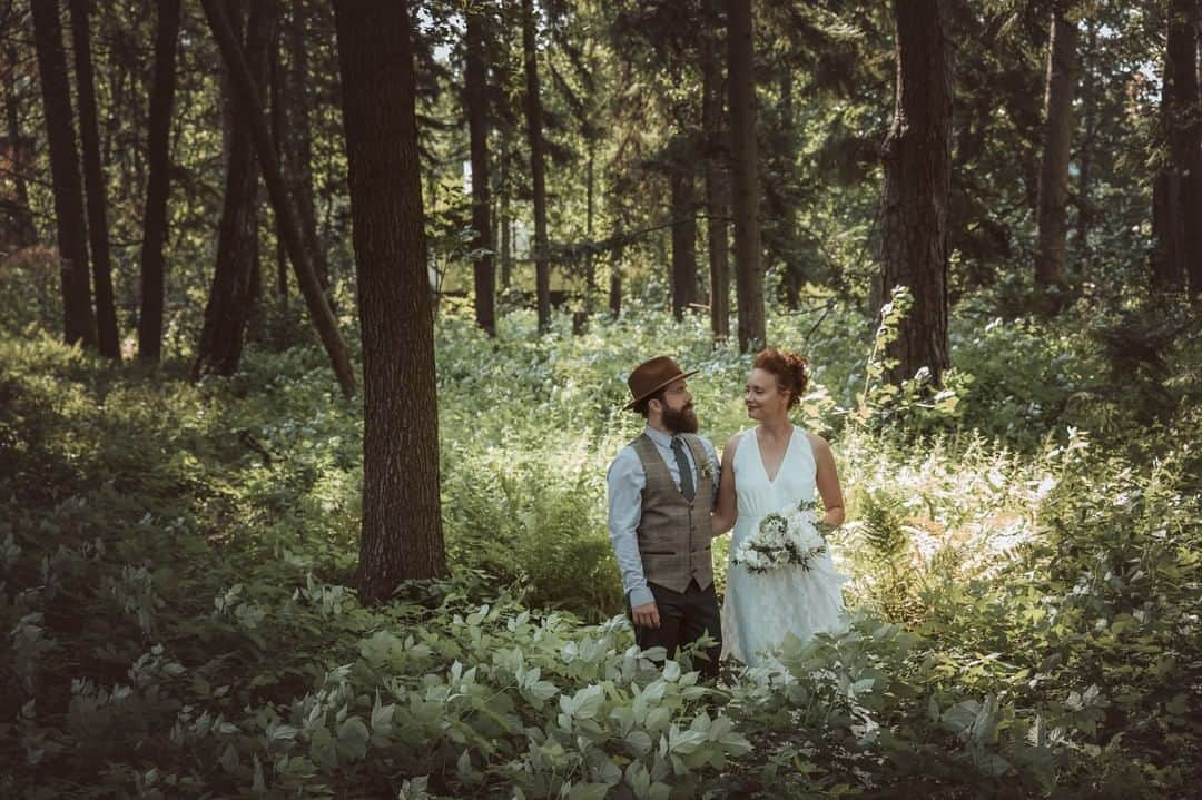 ミナさんのインスタグラム写真 - (ミナInstagram)「How gorgeous did our bride Jenni look wearing the sumptuous Nina dress gown?! 😍 Do you prefer nature or city wedding pictures? This magical picture is taken in Finland.」5月24日 2時15分 - indiebride.london