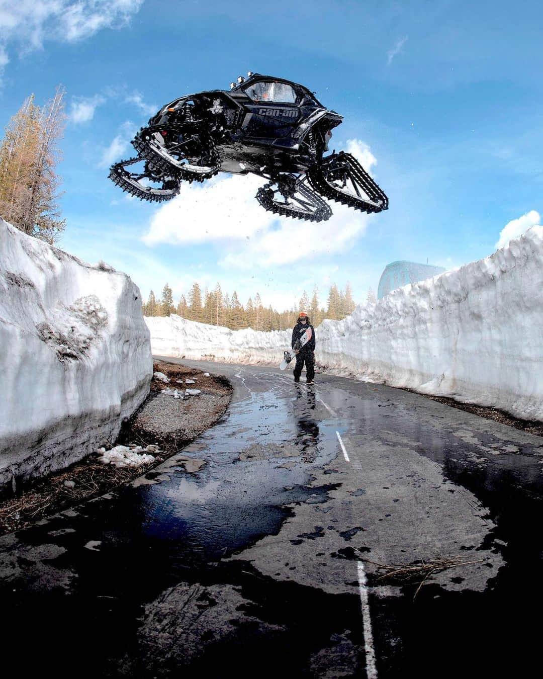 ケン・ブロックさんのインスタグラム写真 - (ケン・ブロックInstagram)「Fully sent this @CanAmOffroad Maverick X3 for this week’s YouTube episode (link in my bio!) over this road gap at Boreal Mountain a few weeks ago. I like. A lot! #mindthegap #CanAmMaverickX3 #ApacheTracks」5月24日 2時29分 - kblock43