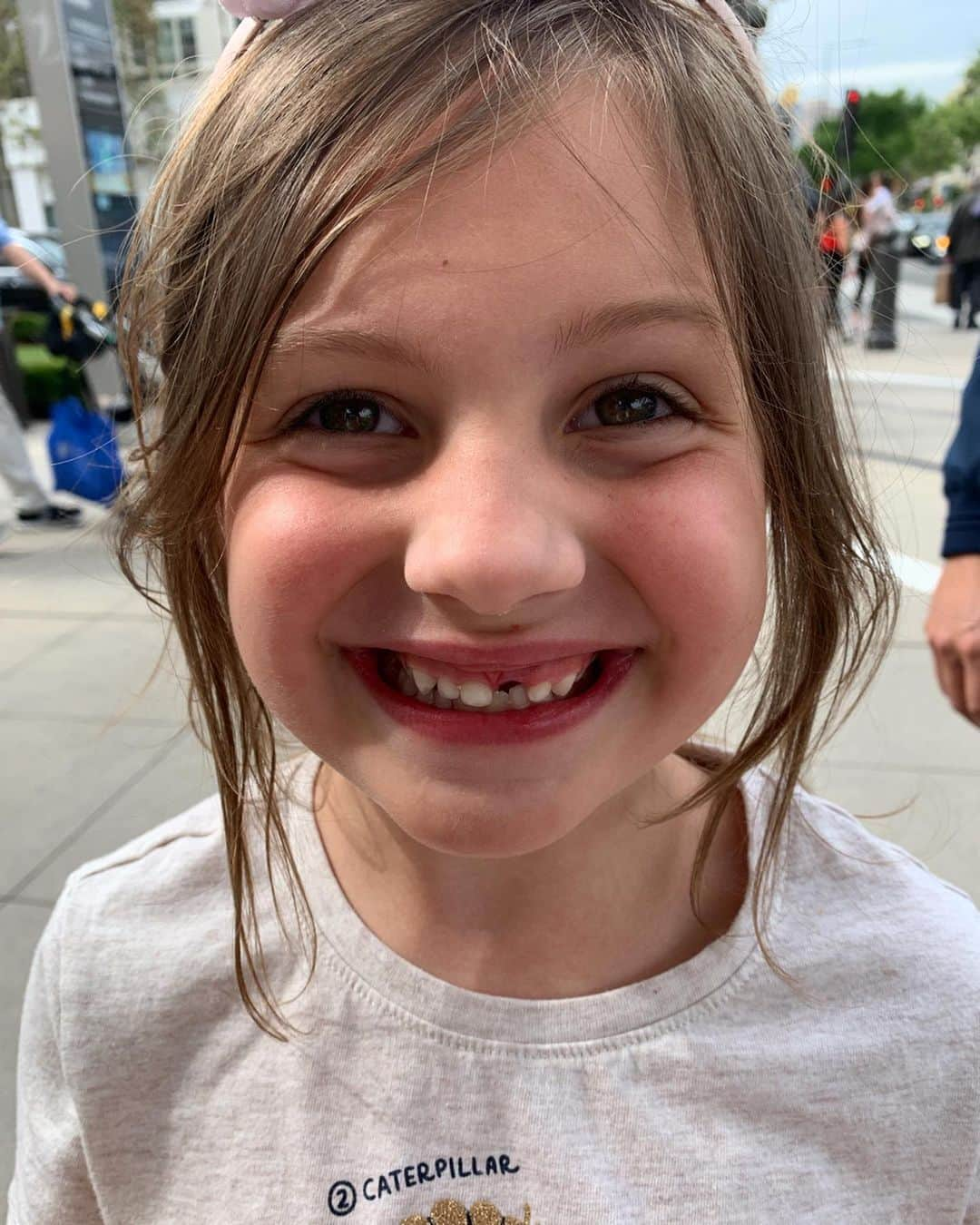 ベイリー・マディソンさんのインスタグラム写真 - (ベイリー・マディソンInstagram)「Back at it with aunt b as the tooth fairy... I really don’t know who’s more excited about the loss of her first front tooth me or Riley... sweetest little reaction sweetest little face sweetest little pea💕 @kaitlinvilasuso @jordivilasuso」5月24日 2時24分 - baileemadison