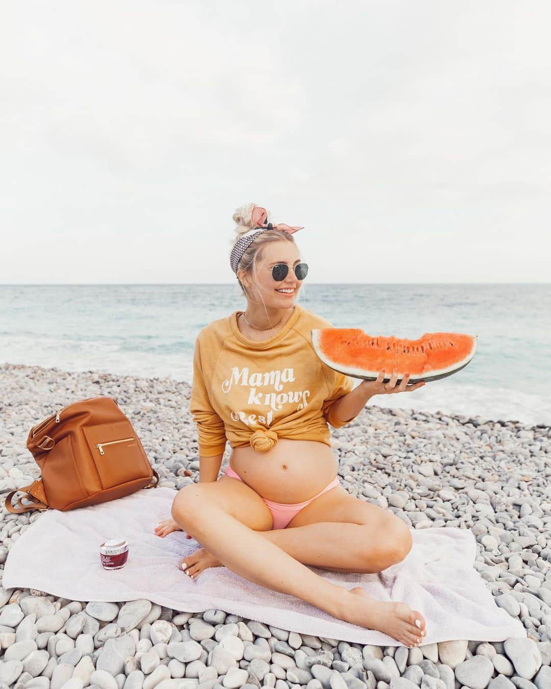 Aspyn Ovard Ferrisさんのインスタグラム写真 - (Aspyn Ovard FerrisInstagram)「Sunshine in the south of France! Protecting my skin at the beach with the @Olay Regenerist Whip SPF 25 ☀️ It’s the perfect primer + moisturizer + SPF product! #FaceAnything #OlaySun #ad」5月24日 2時38分 - aspynovard