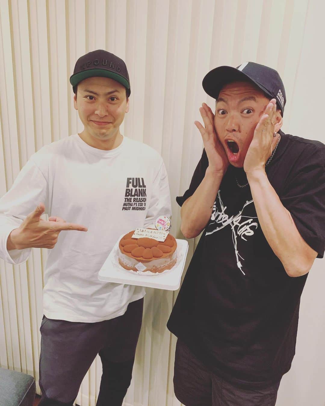 のインスタグラム：「Happy Birthday Kenjiro🎂 いつまでもおもろい事にチャレンジして行こう👍 健二郎の行動力に負けないよう俺も頑張るわ！！！ @aimotolove 嫁からのサプライズ5月組ケーキが登場♫ 有難う!!!!! @3jsb_kenjiro_official  @clapsstore_official  #claps#clapsstore #次回は例のスポットで #三代目jsoulbrothers  #釣り部#tsuribu  #LDHTV」