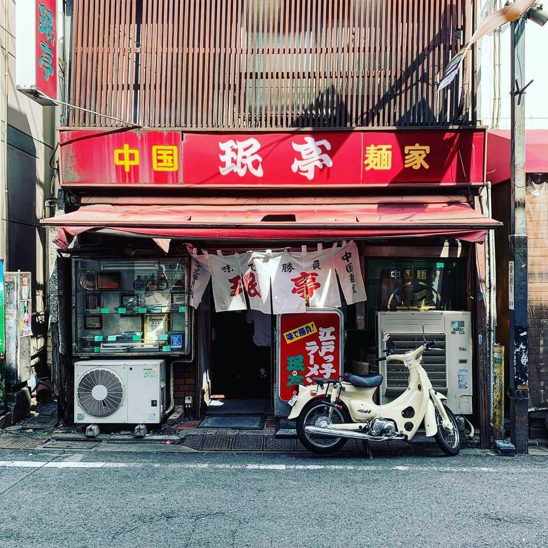 渡辺祐さんのインスタグラム写真 - (渡辺祐Instagram)「下北沢「珉亭」カレーを食べに「般°若」に向かうも定休日。では別のカレーで知らないお店に、と思いつつも定番店に落ち着くおぢさんの性。 #上海やきそば 安定の #茶色いたべもの でした。かろうじて赤いのはナルトとかまぼと人参。緑はサヤエンドウ。」5月24日 2時41分 - task_watanabe