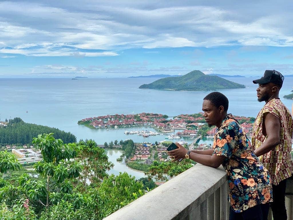 Fuse ODGさんのインスタグラム写真 - (Fuse ODGInstagram)「Mr Haaaackett 💪🏿. Seychelles is such a beautiful place 🌍. So many beautiful Islands...jheeze..excited to hit the stage this Saturday for the Afrobeats Festival. A raa raa raa  #NewAfrica  @mrhackett1」5月24日 2時54分 - fuseodg