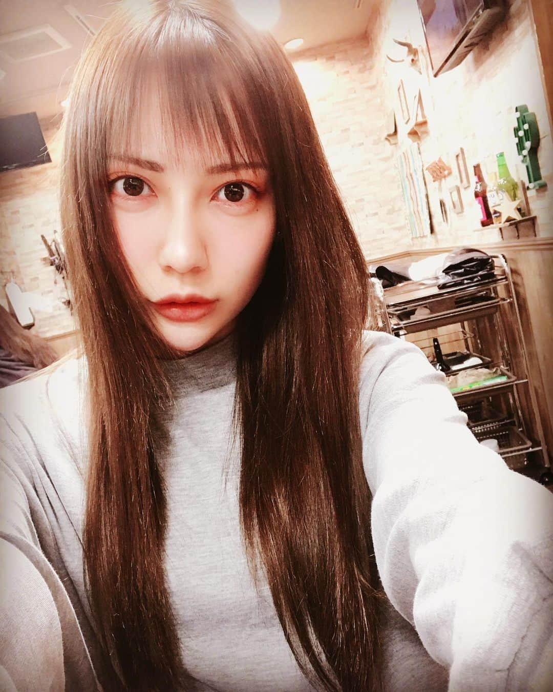 真野ゆりあさんのインスタグラム写真 - (真野ゆりあInstagram)「. new hair💇🏻✂️ . 1年半振りぐらいに前髪蘇りました！！ . 髪の毛も暗めにした☺️💕 . 今回は時間の都合上、 ゆーやさんが担当してくれました🙏 . ありがとうございましたm(_ _)m！ . . これから前髪の維持大変だー😂 . また伸ばすかもしれないけど しばらく前髪ライフ楽しむ🎶 . 前髪あるとヘアアレンジの バリエーション広がるから楽しみだなー！ . ...って前回前髪作った時も同じ事 言ってたような気がする。笑 . #ニューヘアー  #イメチェン  #前髪作った  #維持が大変だ  #頑張ろう  #ヘアアレンジ楽しみたい  #女子力あげよう大作戦  #アンククロス  #ありがとうございました🙏」5月24日 2時54分 - mano_yuria