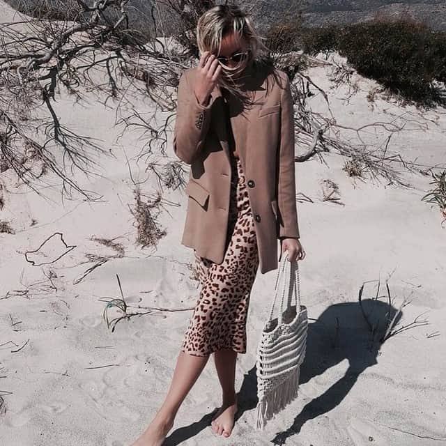 アクセサライズのインスタグラム：「Looking for effortless beach-to-bar style? Grab our Macramé tote bag and pair with fierce animal print like @lucyalicelook. Now, all you have to deliberate over is which cocktail to have first...? Tap the link in our bio to shop with up to 30% off. #ACCZinCrete #Greece #Travel #Wanderlust #Inspo」