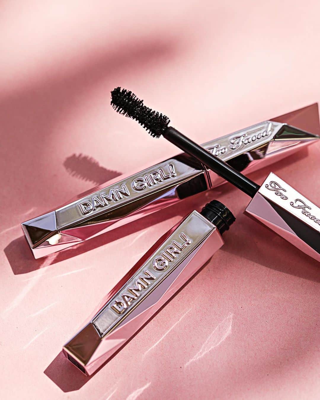 のインスタグラム：「🔥 DAMN GIRL 🔥 Voici le nouveau mascara @toofaced qui va donner un vrai coup de boost à vos cils ! Préparez-vous ! Il arrive uniquement chez Sephora  PS : @jerrodblandino le fondateur de la marque a un petit message pour vous en story 👀! #SephoraLovesTooFaced」