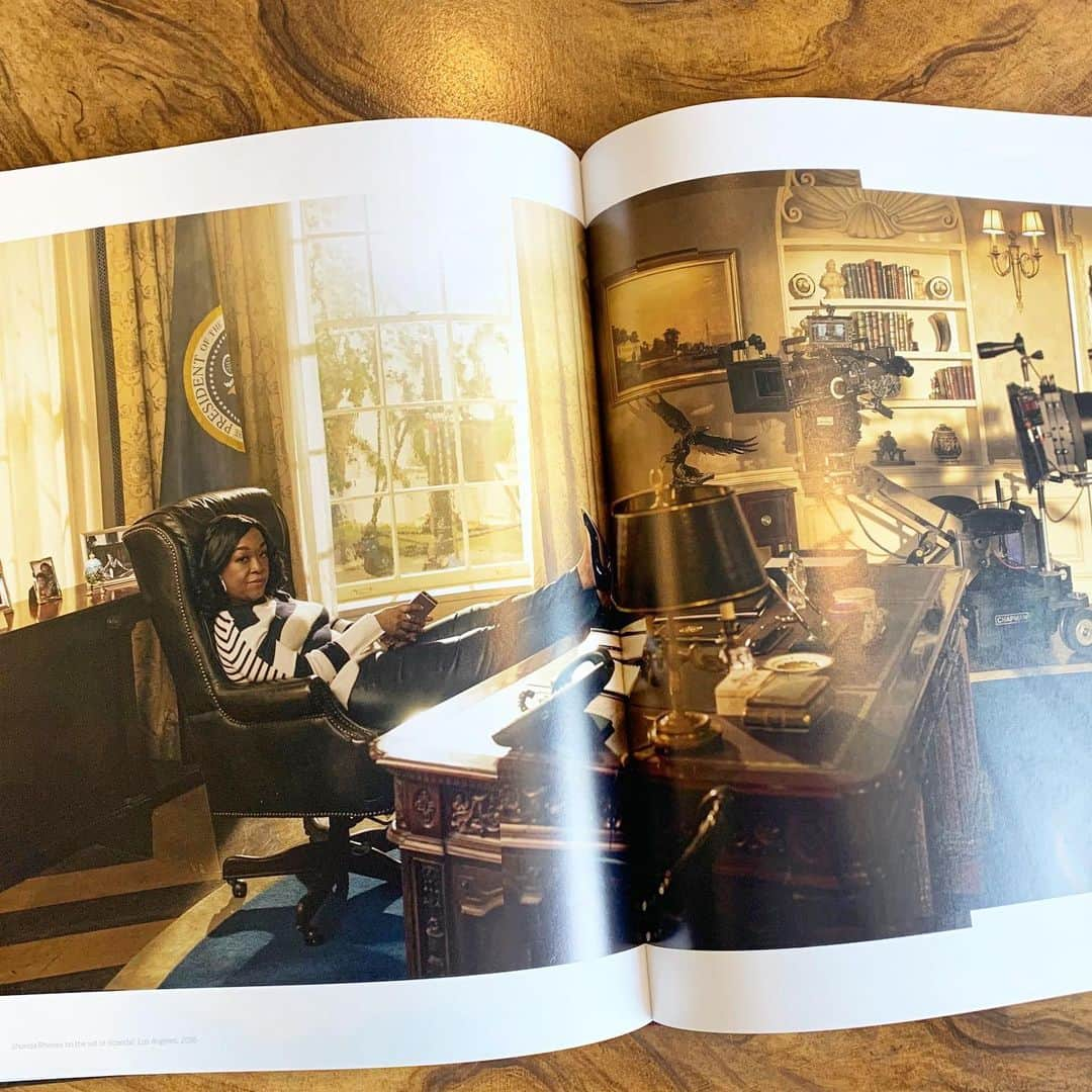 ションダ・ライムズさんのインスタグラム写真 - (ションダ・ライムズInstagram)「From the book “Annie Leibovitz Portraits 2005-2016” #tbt」5月24日 3時02分 - shondarhimes