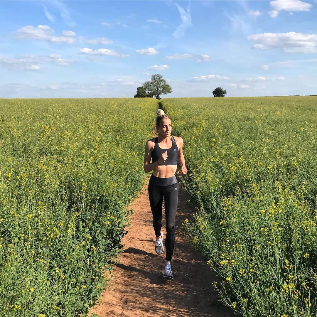 リンジー・シャープのインスタグラム：「Feels like a fresh start...on a fresh day #letsgo #summer19」