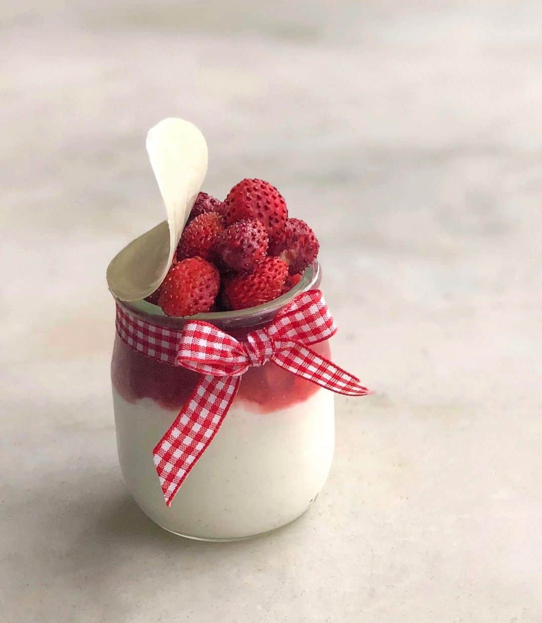 DOMINIQUE ANSEL BAKERYさんのインスタグラム写真 - (DOMINIQUE ANSEL BAKERYInstagram)「Have you ever had Fraises des Bois before? These tiny wild woodland strawberries from Malaga, Spain are only in season a few short weeks a year and taste like bright bursts of strawberry candy. 🍓 We pair them with silky panna cotta and homemade strawberry compote with a hint of star anise, complete with a white chocolate “lid” on top. #DominiqueAnselBakery #Soho」5月24日 3時09分 - dominiqueansel