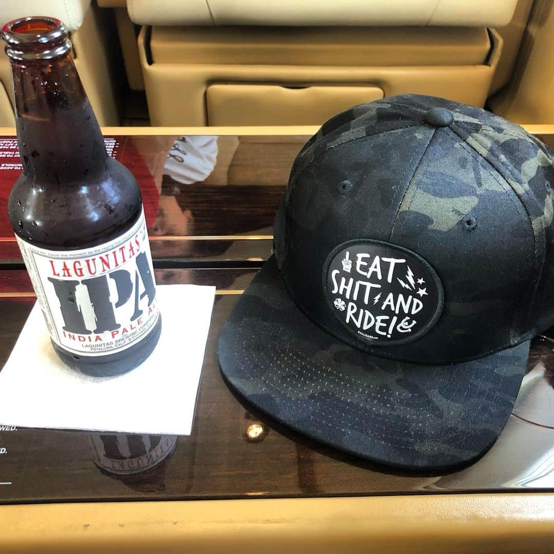 ケアリー・ハートさんのインスタグラム写真 - (ケアリー・ハートInstagram)「Hair of the dog 🤘🏼🤘🏼. We out, nyc. @dualigans」5月24日 3時14分 - hartluck