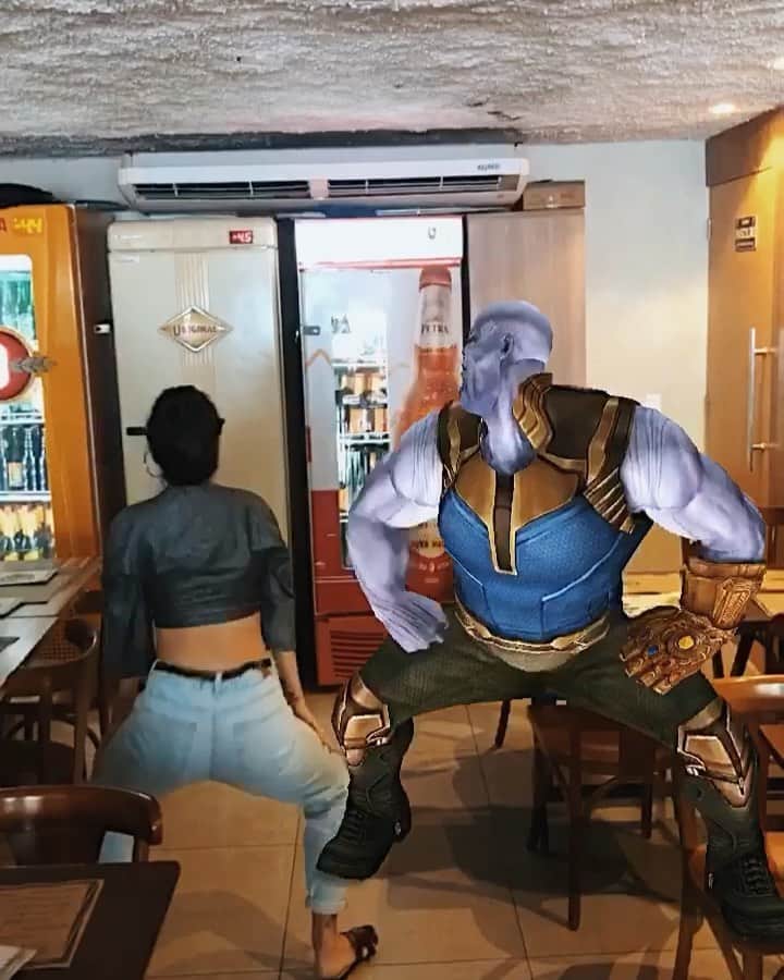 Gabriela Salesのインスタグラム：「Depois das batalhas de looks, vem aí o desafio do “juntos e Shallow Now” com meu amigo Thanos 😂😂😂 No chaummm kkkk  Quem mandou melhor? #videosricademarre」