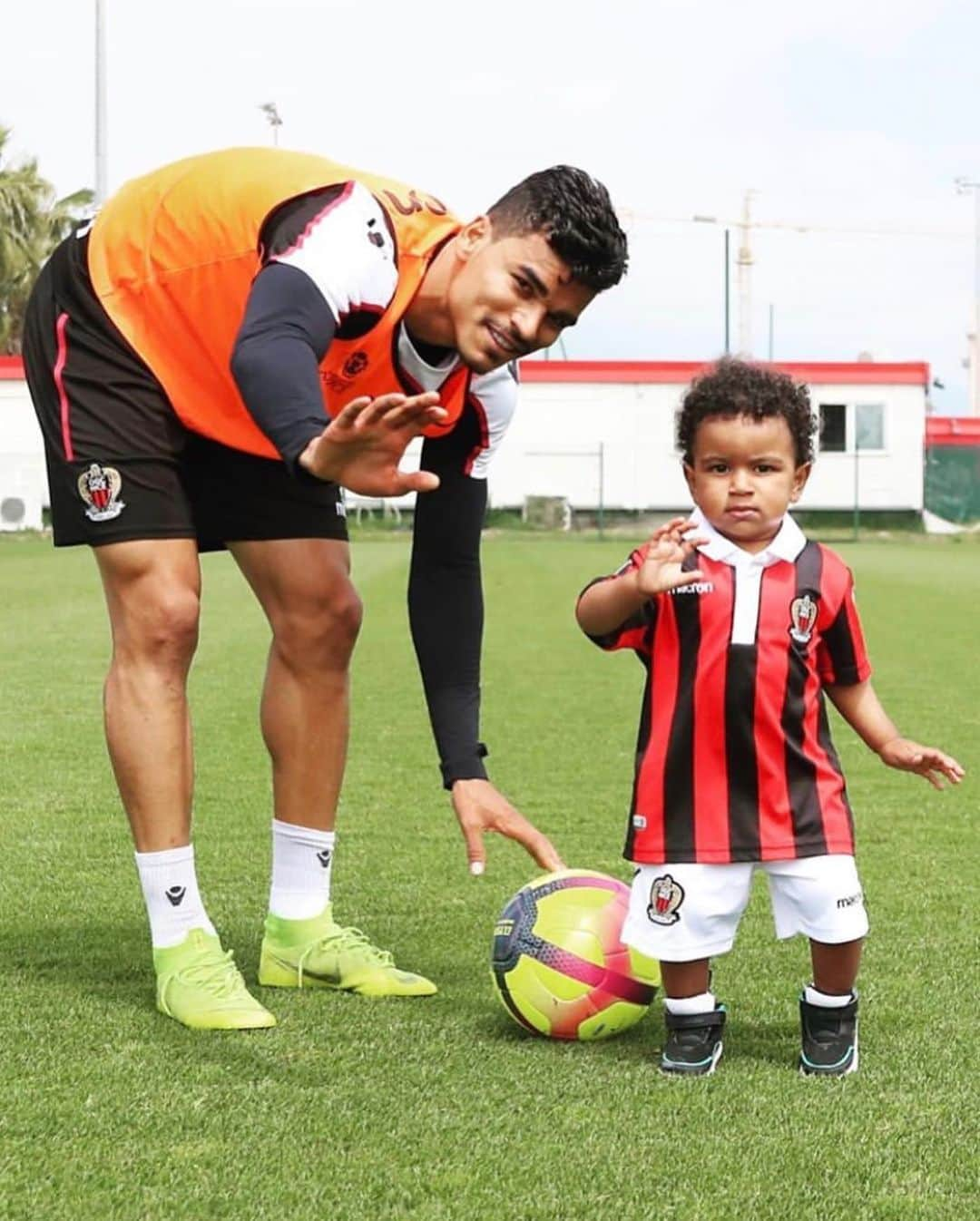 ダニーロ・バルボサさんのインスタグラム写真 - (ダニーロ・バルボサInstagram)「Último dia de treino e uma Visita Especial do meu Pequeno e Grande Amigo..Meu amor é somado, nunca subtraído... sendo multiplicado e contigo dividido, meu filho amado. 😍」5月24日 3時25分 - danilo21