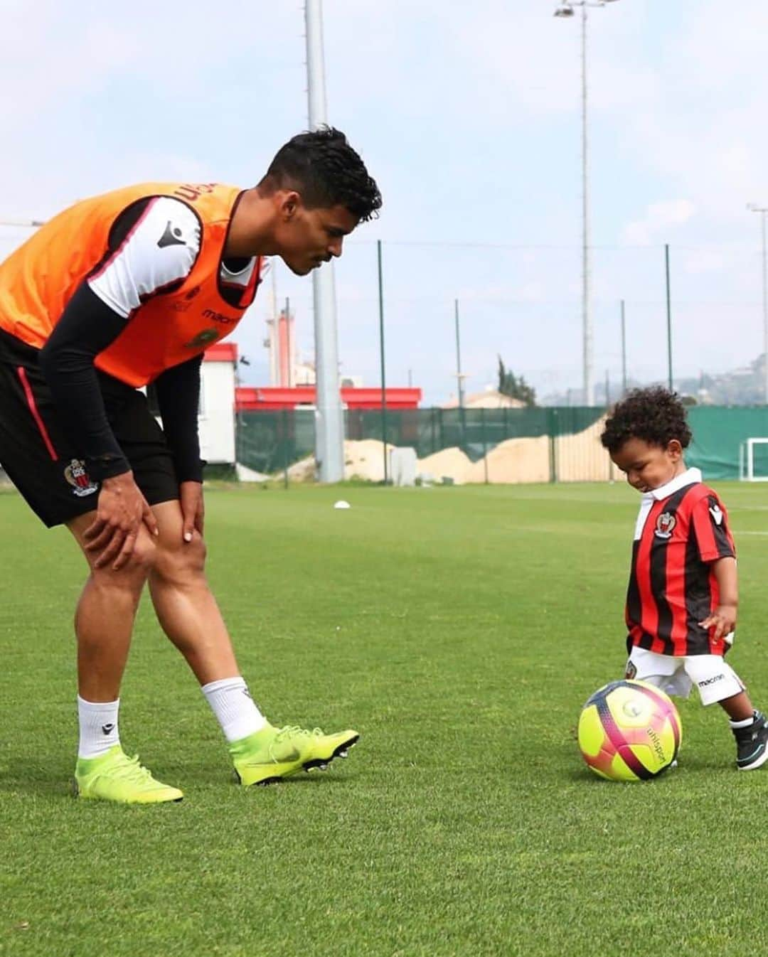 ダニーロ・バルボサさんのインスタグラム写真 - (ダニーロ・バルボサInstagram)「Último dia de treino e uma Visita Especial do meu Pequeno e Grande Amigo..Meu amor é somado, nunca subtraído... sendo multiplicado e contigo dividido, meu filho amado. 😍」5月24日 3時25分 - danilo21