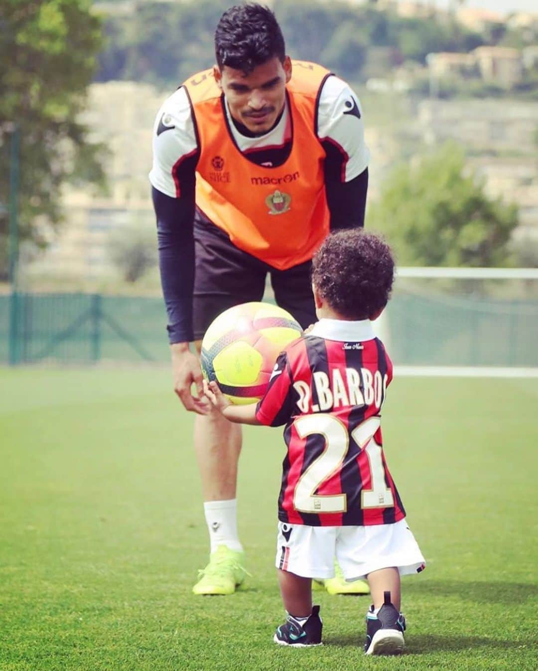 ダニーロ・バルボサさんのインスタグラム写真 - (ダニーロ・バルボサInstagram)「Último dia de treino e uma Visita Especial do meu Pequeno e Grande Amigo..Meu amor é somado, nunca subtraído... sendo multiplicado e contigo dividido, meu filho amado. 😍」5月24日 3時25分 - danilo21