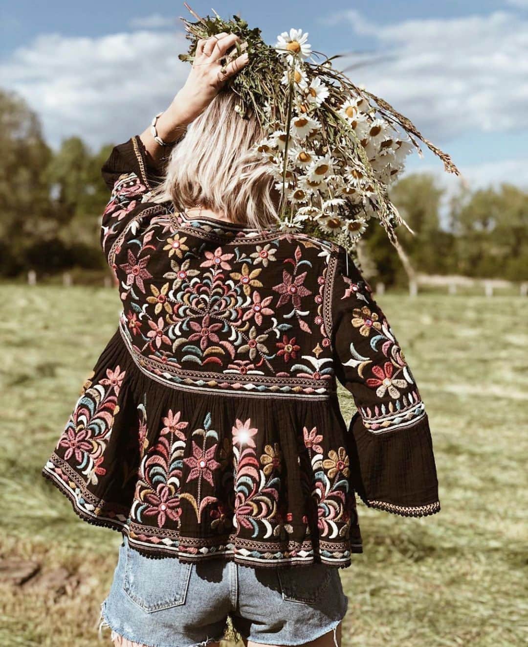 スターメラさんのインスタグラム写真 - (スターメラInstagram)「Embroidery is always a good idea! No one like @carnetsauvage to prove it!!! Amazing style! #starmelauk ⭐️MELI JACKET • • • • • • • • • • • • • • #embroidery #etnicchic #love#starmela#perfectjacket#banjara#springsummer2019 #collection #globetrotter #france#carnetsauvage #london#paris」5月24日 3時26分 - starmelauk