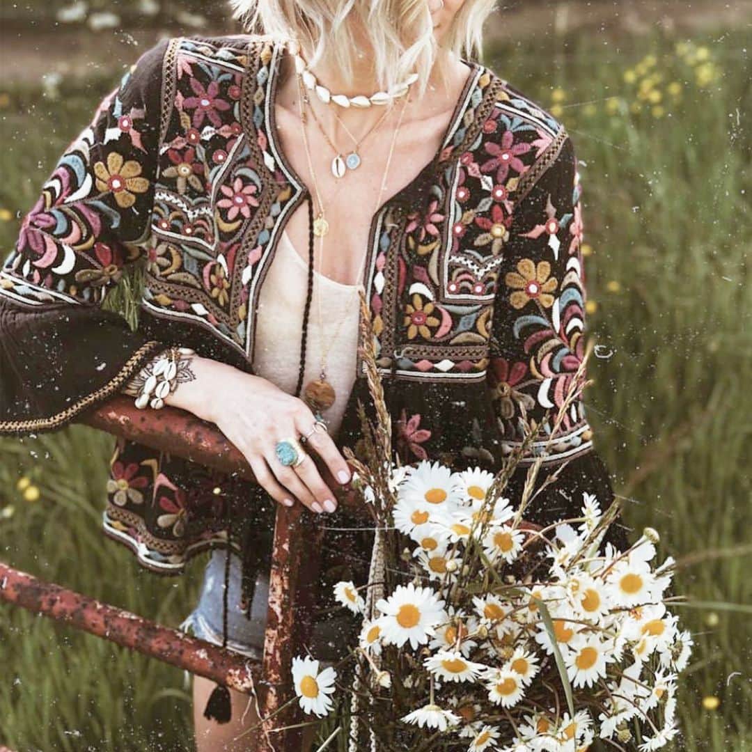 スターメラのインスタグラム：「Embroidery is always a good idea! No one like @carnetsauvage to prove it!!! Amazing style! #starmelauk ⭐️MELI JACKET • • • • • • • • • • • • • • #embroidery #etnicchic #love#starmela#perfectjacket#banjara#springsummer2019 #collection #globetrotter #france#carnetsauvage #london#paris」