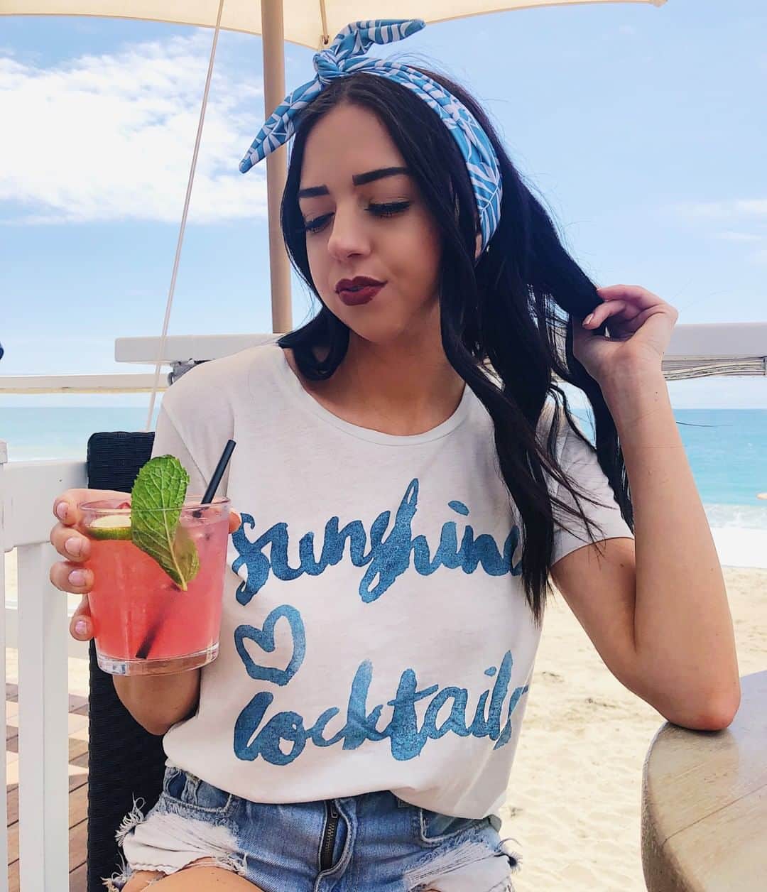 チェイサーのインスタグラム：「sunshine and cocktails, the perfect combo!😍☀️ #chaserbrand @thechampscampaign」