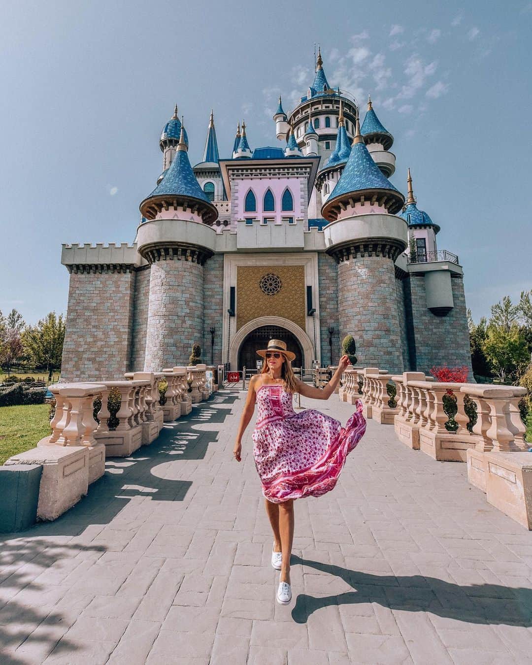 Izkizのインスタグラム：「Found a fairytale castle in the middle of Eskişehir in Turkey 🏰 Loved exploring the city & surrounding areas with @artiyasam 💫」