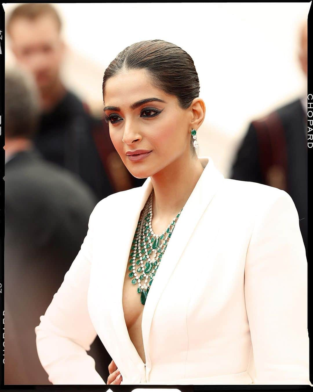 ショパールさんのインスタグラム写真 - (ショパールInstagram)「Sonam Kapoor (@sonamkapoor) wowed on the Cannes Film Festival red carpet wearing a splendid emerald and diamond necklace. #ChopardLovesCinema #StarsInChopard #TheRedCarpetJeweller #Cannes2019 #ChopardParfums #HappyChopard」5月24日 3時37分 - chopard