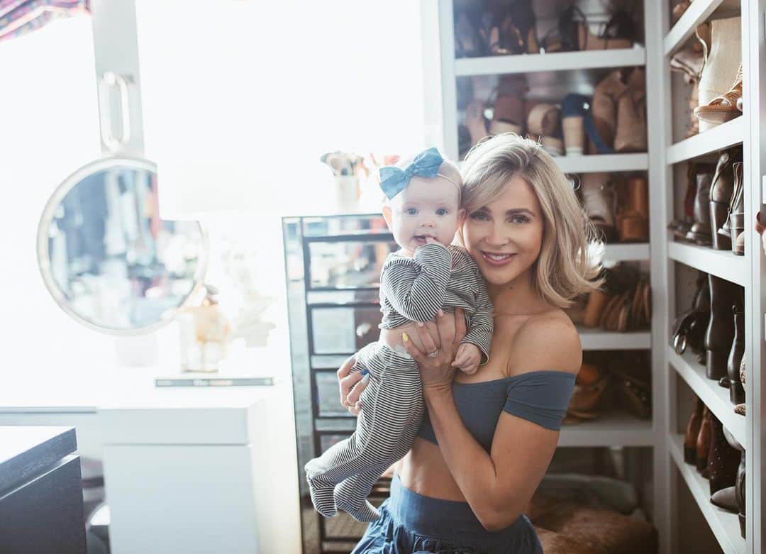 Cara Van Brocklinさんのインスタグラム写真 - (Cara Van BrocklinInstagram)「Hanging in my closet, playing dress up, and trying on different outfits for our upcoming trip with baby girl today. How does she make everything in life so much better?! @caciqueintimates #ad #fortheloveofcurves #caciqueintimates」5月24日 3時37分 - caraloren