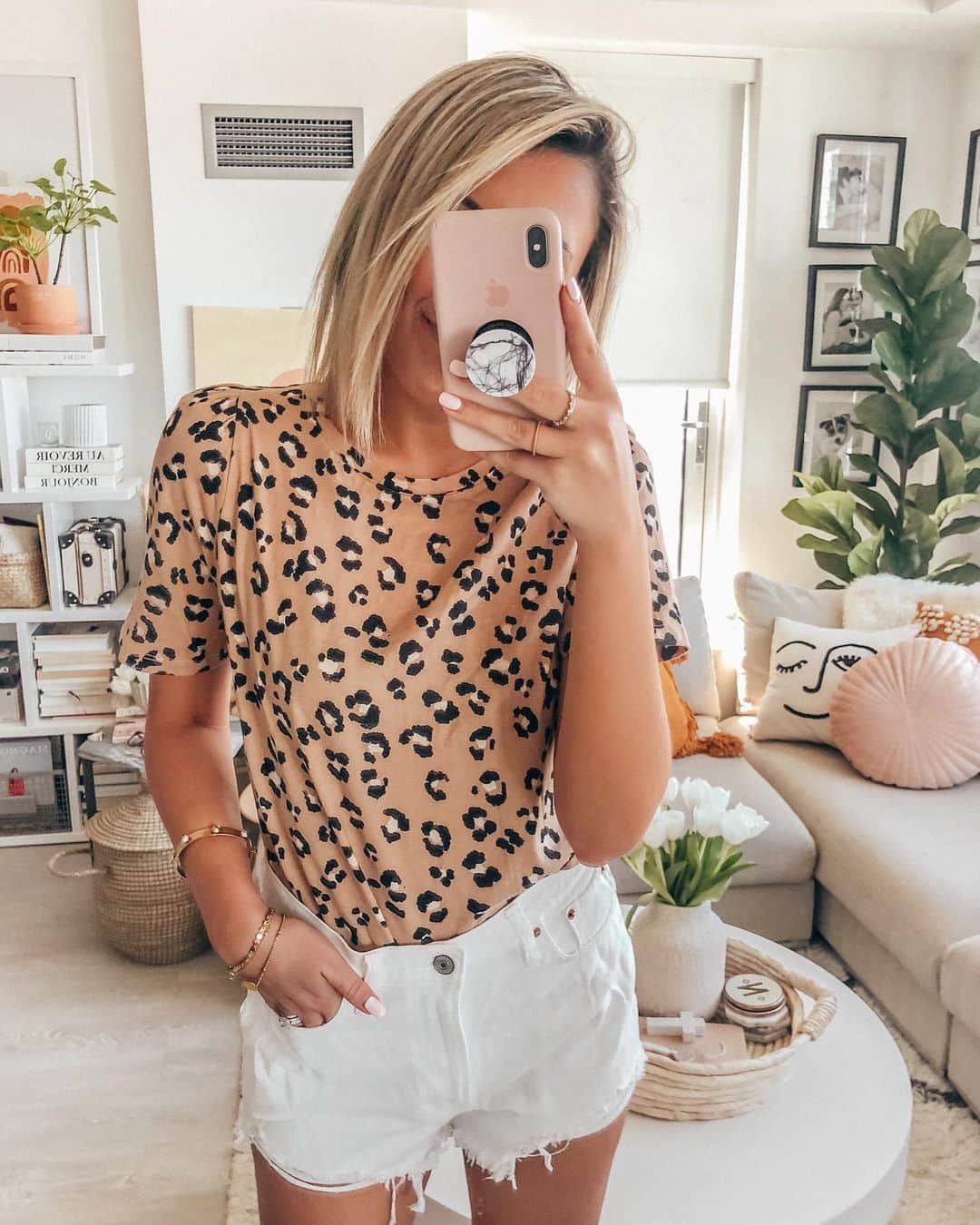 Stephanie Sterjovskiさんのインスタグラム写真 - (Stephanie SterjovskiInstagram)「When your whole feed becomes leopard print 😂🤷‍♀️🐆 This tee is under $20 and seriously just the cutest! Love it with these white denim shorts & linked everything in the @liketoknow.it app 😊 http://liketk.it/2C1O2 @liketoknow.it #liketkit #LTKstyletip #LTKunder50 #leopardisaneutral #casualoutfits」5月24日 3時39分 - stephsjolly