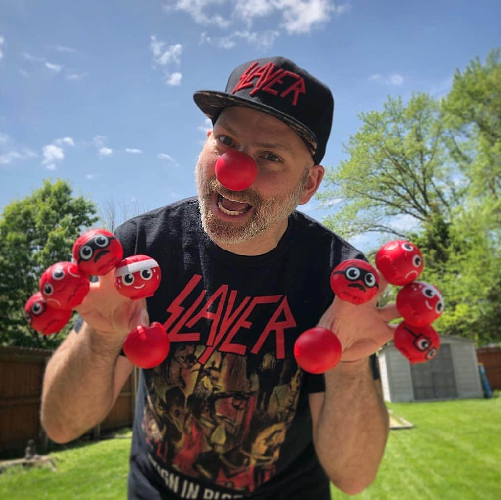 Stone Sourのインスタグラム：「A child should NEVER have to go hungry! As a child, I was faced with some challenging issues but I never went hungry and I'm thankful for that. When basic needs are not properly met, even the simplest of tasks can become difficult. Go buy your own Red Nose at Walgreens to help end child poverty by funding programs to keep children safe, healthy and educated. - @joshrandofficial #rednoseday2019」