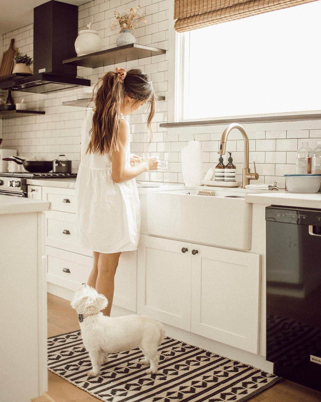 W E Y L I Eのインスタグラム：「Always right by my side 🐕 ...but really just wants the sandwich in my hand 🤷🏻‍♀️ So many questions on this dress. I thrifted it in my new video! Link is in bio 🐾」