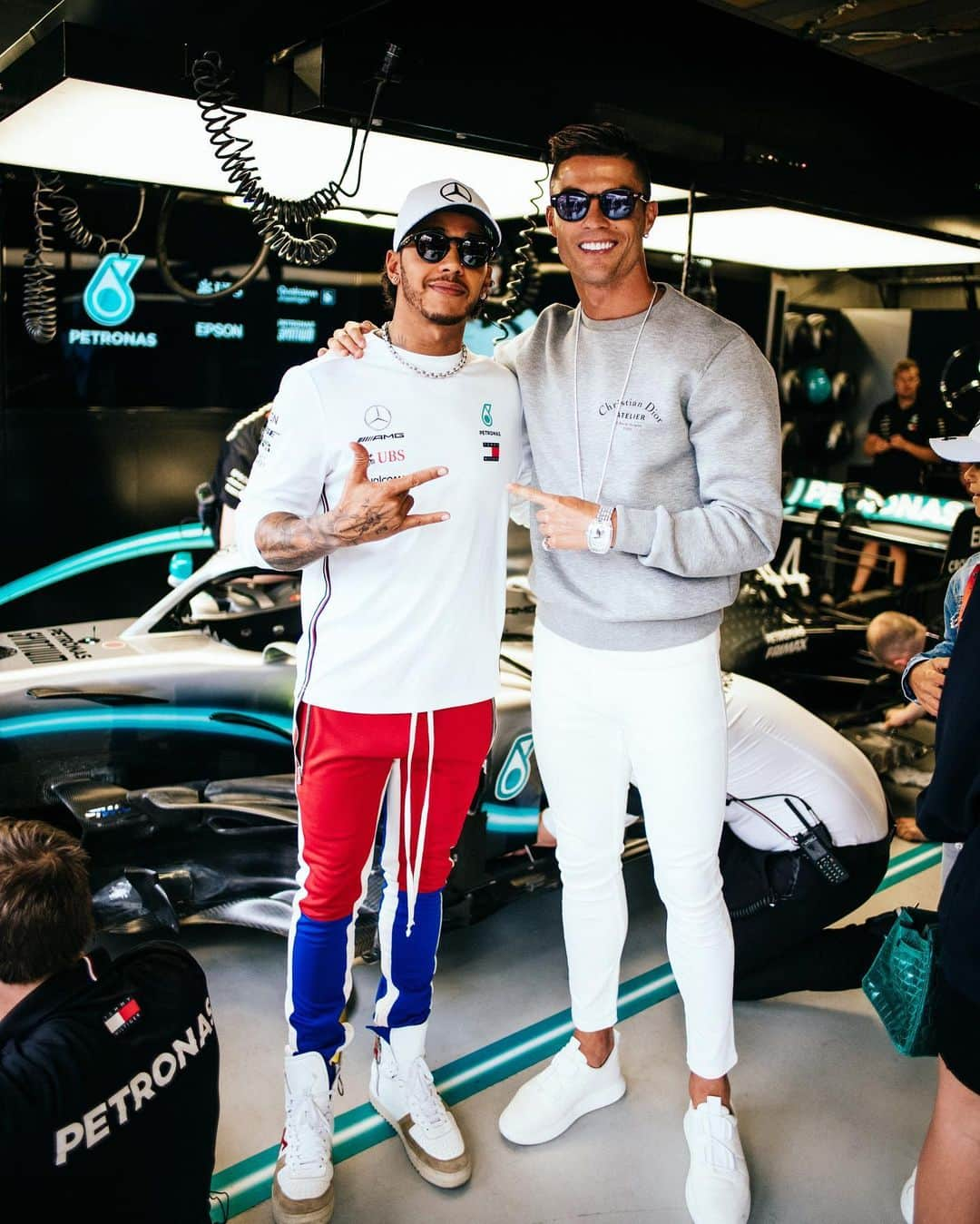 ルイス・ハミルトンさんのインスタグラム写真 - (ルイス・ハミルトンInstagram)「Great catching up bro ⚽🔥🤟🏾 @cristiano」5月24日 3時49分 - lewishamilton