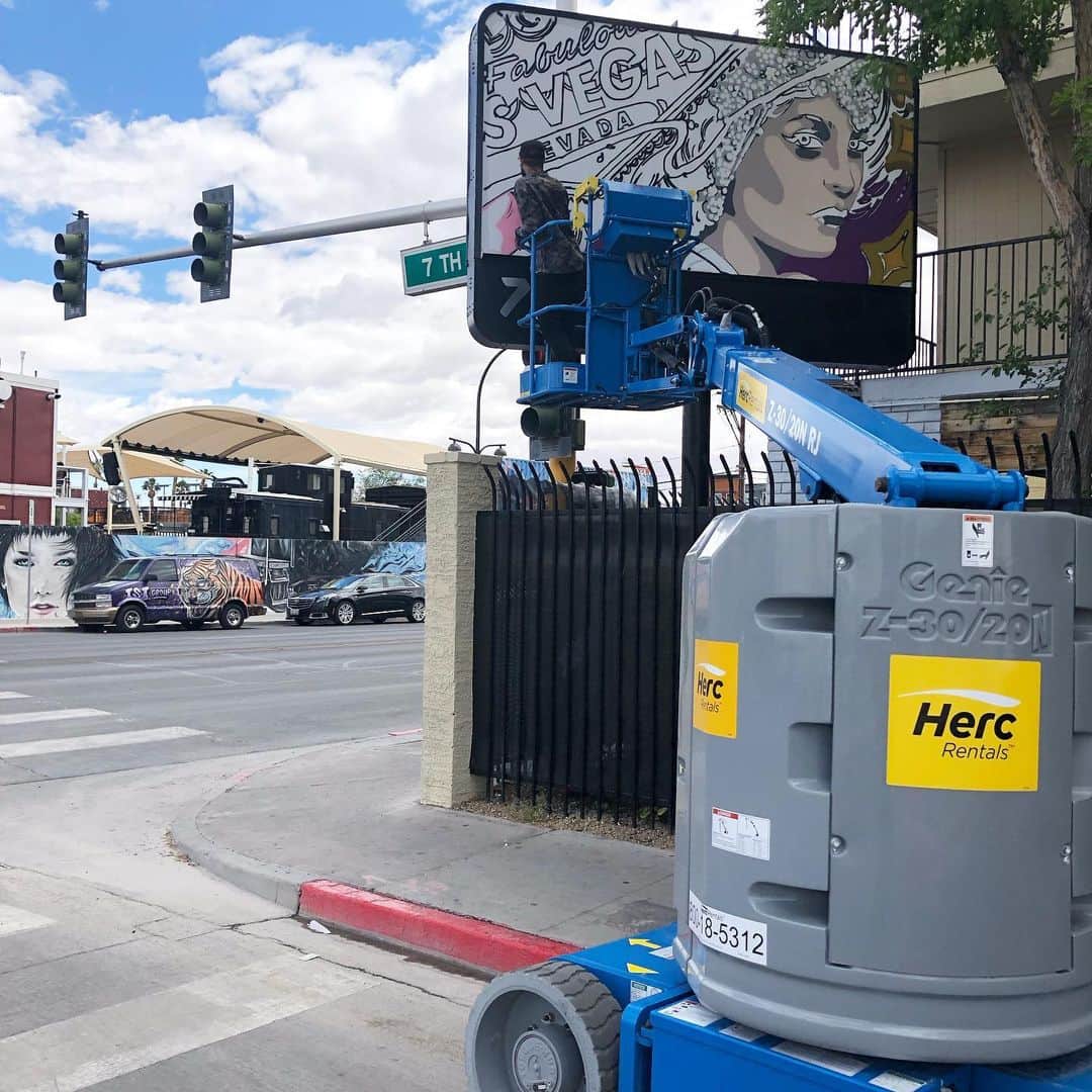 Art Collective Magazineさんのインスタグラム写真 - (Art Collective MagazineInstagram)「work in progress out here hanging with @the_isi_group painting this sign downtown Las Vegas 💥 #isigroup #artnerd #artcollective」5月24日 3時49分 - art_collective