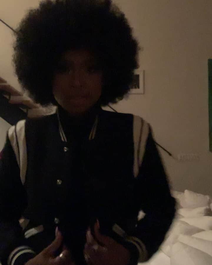 ジェニファー・ハドソンのインスタグラム：「I was getting acquainted with my Afro! I even turned myself into a #Jacksonfive right here with the jacket ! Heading to different strokes next ! #thejeffersonstvshow」