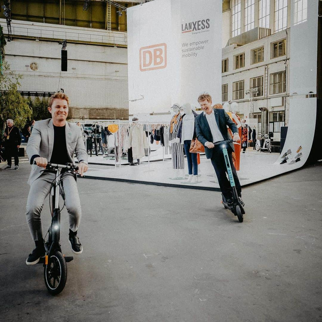 ニコ・ロズベルグさんのインスタグラム写真 - (ニコ・ロズベルグInstagram)「Richard, thx for having you on stage today at @greentech_festival and that you explained how sustainable @dbpersonenverkehr is 👌🏻 #positivechange #celebratechange」5月24日 3時54分 - nicorosberg