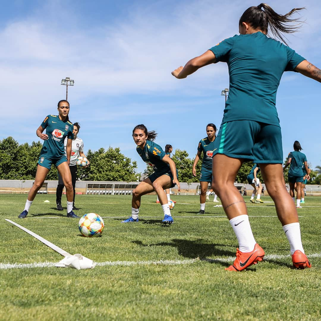 サッカー ブラジル代表チームさんのインスタグラム写真 - (サッカー ブラジル代表チームInstagram)「#SeleçãoFeminina foi a campo nesta quinta-feira e realizou primeiro treino em Portugal! ⠀ O trabalho segue firme, com foco total na estreia da Copa do Mundo. 👊⚽🇧🇷 ⠀ Fotos: CBF」5月24日 3時54分 - cbf_futebol