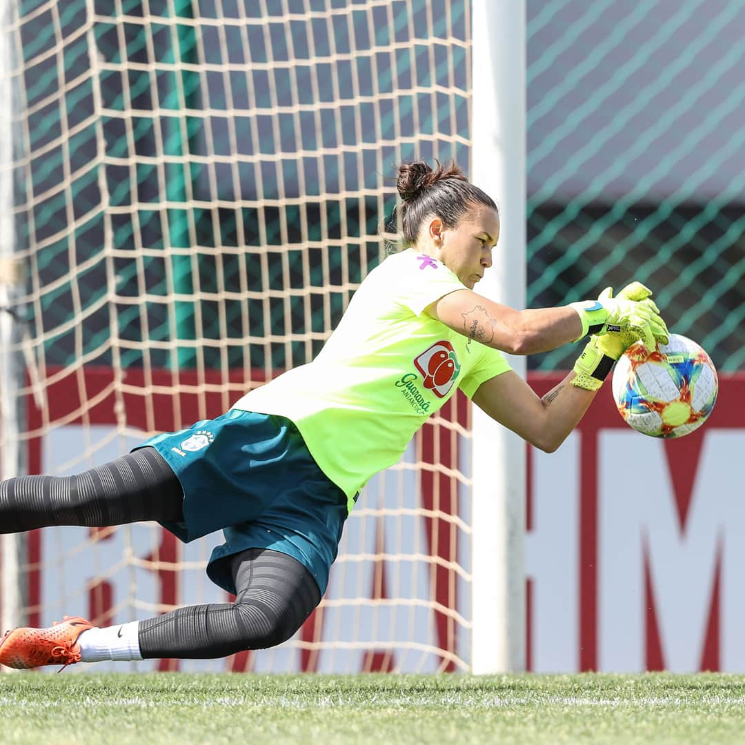 サッカー ブラジル代表チームさんのインスタグラム写真 - (サッカー ブラジル代表チームInstagram)「#SeleçãoFeminina foi a campo nesta quinta-feira e realizou primeiro treino em Portugal! ⠀ O trabalho segue firme, com foco total na estreia da Copa do Mundo. 👊⚽🇧🇷 ⠀ Fotos: CBF」5月24日 3時54分 - cbf_futebol