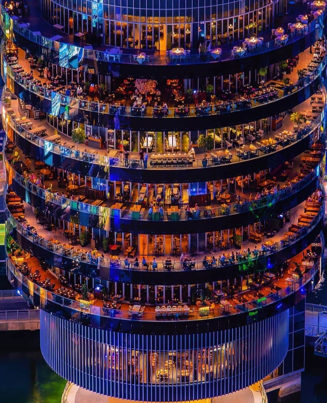 ドバイのインスタグラム：「Pier 7 Dubai Marina 📷:@steviekahn」