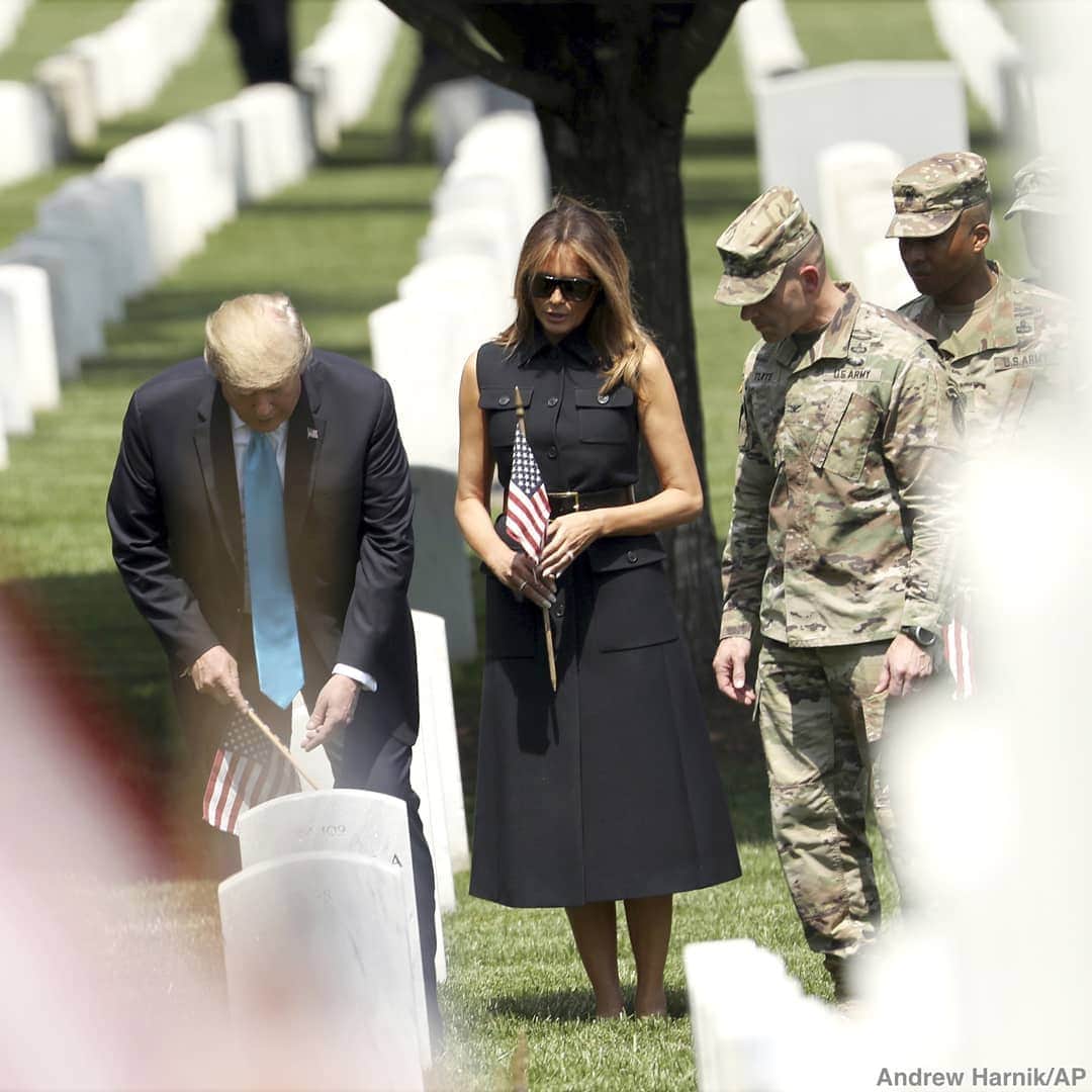 ABC Newsさんのインスタグラム写真 - (ABC NewsInstagram)「Pres. Trump and first lady Melania Trump visit Arlington National Cemetery ahead of Memorial Day Weekend. #donaldtrump #melaniatrump #memorialday #memorialdayweekend #arlington」5月24日 4時02分 - abcnews