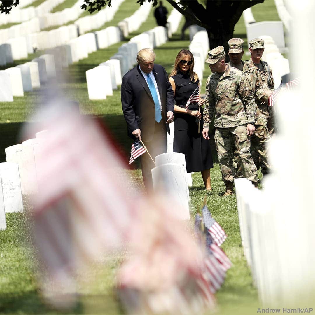 ABC Newsさんのインスタグラム写真 - (ABC NewsInstagram)「Pres. Trump and first lady Melania Trump visit Arlington National Cemetery ahead of Memorial Day Weekend. #donaldtrump #melaniatrump #memorialday #memorialdayweekend #arlington」5月24日 4時02分 - abcnews