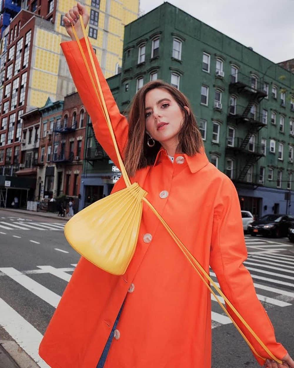 マンサー ガブリエルさんのインスタグラム写真 - (マンサー ガブリエルInstagram)「@michelletakeaim in our Bicolor Cotton Elegant Coat and our Pleated Bucket Bag in Sun ☀️ #mansurgavriel」5月24日 4時07分 - mansurgavriel