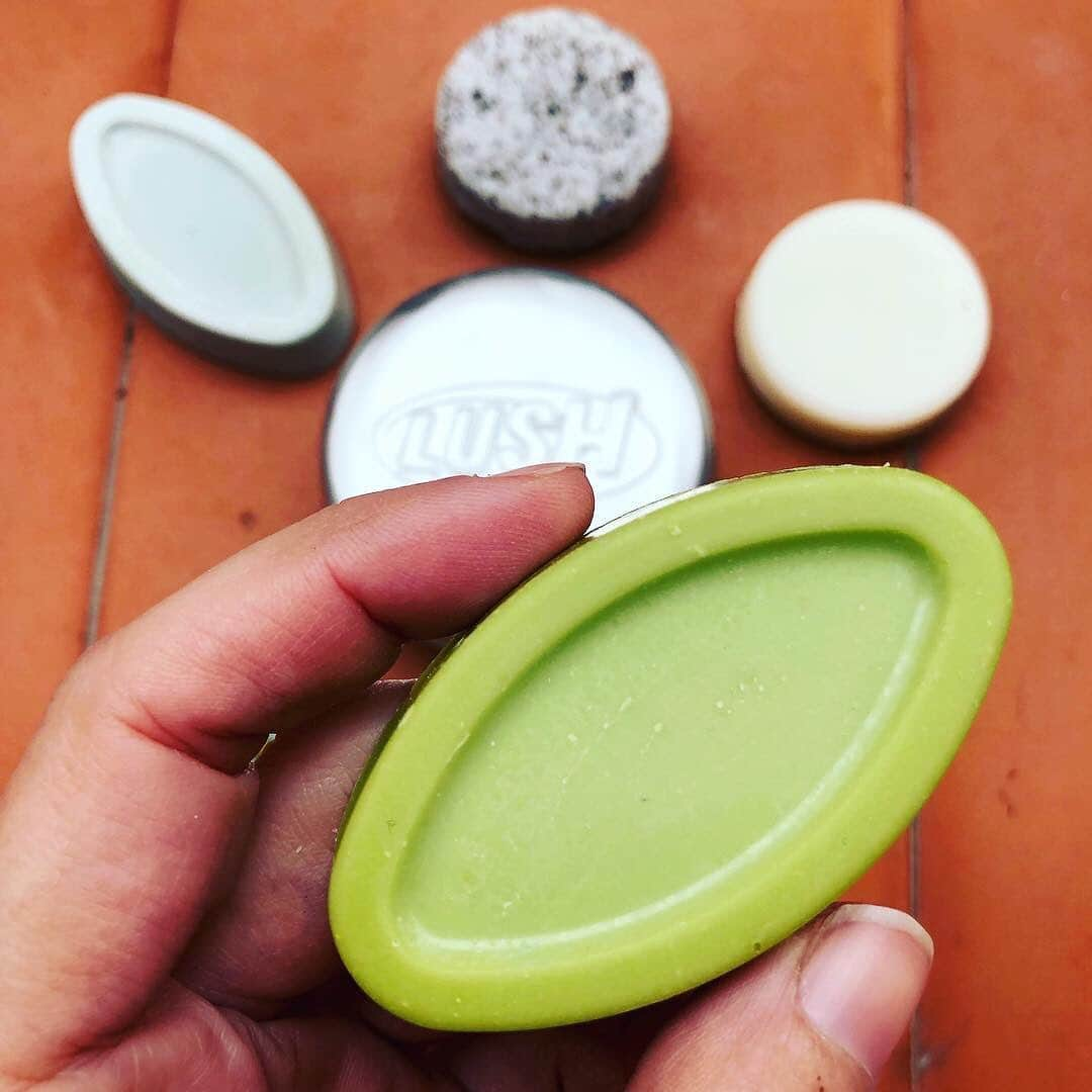 LUSH Cosmeticsさんのインスタグラム写真 - (LUSH CosmeticsInstagram)「Start reducing your plastic consumption with small changes. Swap out your packaged lotions and cleansers for #packagingfree replacements as you work towards a more naked lifestyle! 💚 / 📷: @oliviasanvidal  #lushnaked」5月24日 4時11分 - lushcosmetics