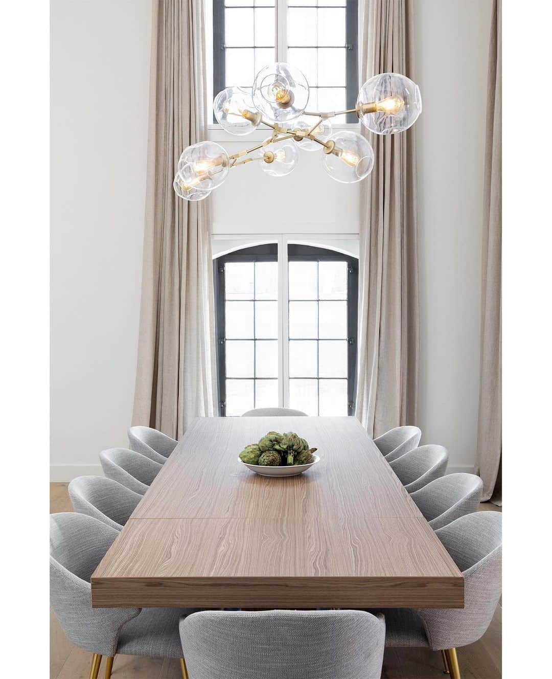 エリン フェザーストンのインスタグラム：「Love this view inside my NYC reno featuring the ceiling-to-floor sheer linen drapes from @theshadestore #loveyourwindows 📷@selliottphoto #thefetherednest」